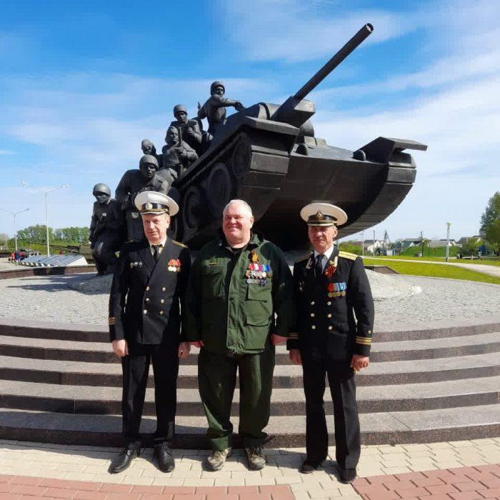 Выпускники КВВМПУ 1989 года ветераны боевых действий В.Смирнов и А.Рудько (справа), выпускник КВВМПУ 1988 года А.Карандашов. Прохоровское поле 2023 г.