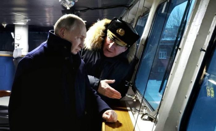 На борту фрегата «Адмирал флота Касатонов». С главнокомандующим Военно-Морским Флотом Николаем Евменовым / kremlin.ru.