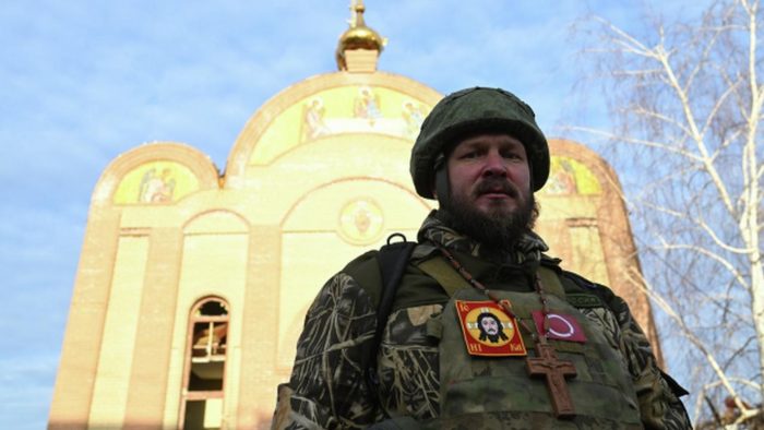 Нужно победить в этой битве. Бог с нами, потому что мы - русские.