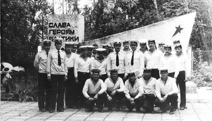 С комсомольским активом соединения ПЛ. Командир капитан 1 ранга Березуцкий В.П., помощник по комсомолу старший лейтенант Суродин В.Н. Палдиски. 1986 г.