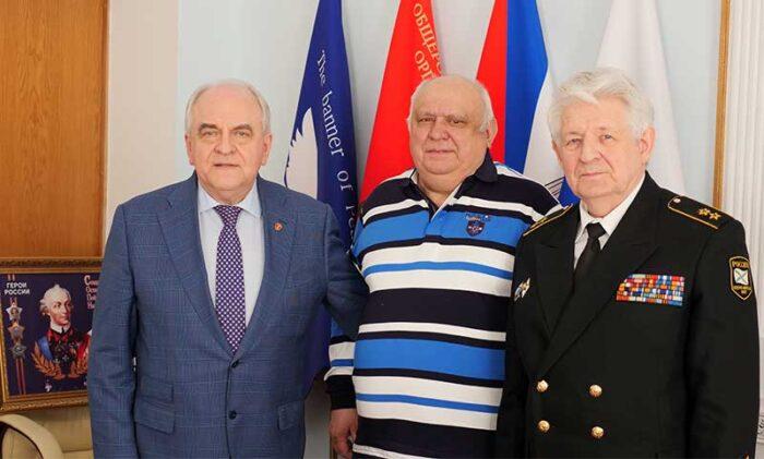 Вручение ветеранских наград. Российский Союза ветеранов. 3 апреля 2025 г. Председатель Общероссийской общественной организации ветеранов "Российский союз ветеранов" генерал-полковник Азаров Виталий Михайлович. Председатель Общественной организации ветеранов Главного военно-политического управления Вооружённых Сил РФ «Соратники» генерал-лейтенант Бусловский Виктор Николаевич.