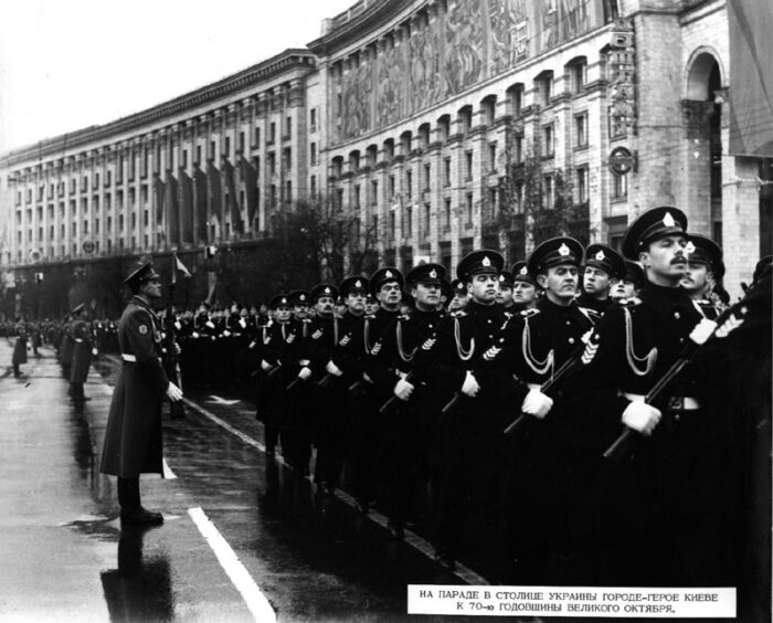 ПАРАД НА КРЕЩАТИКЕ