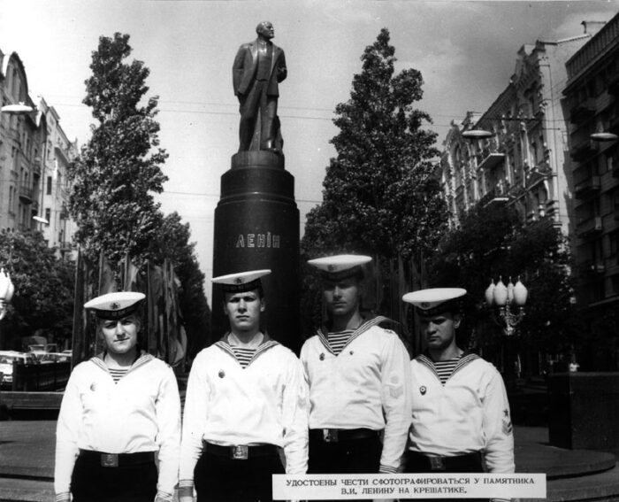 У ПАМЯТНИКА ЛЕНИНУ